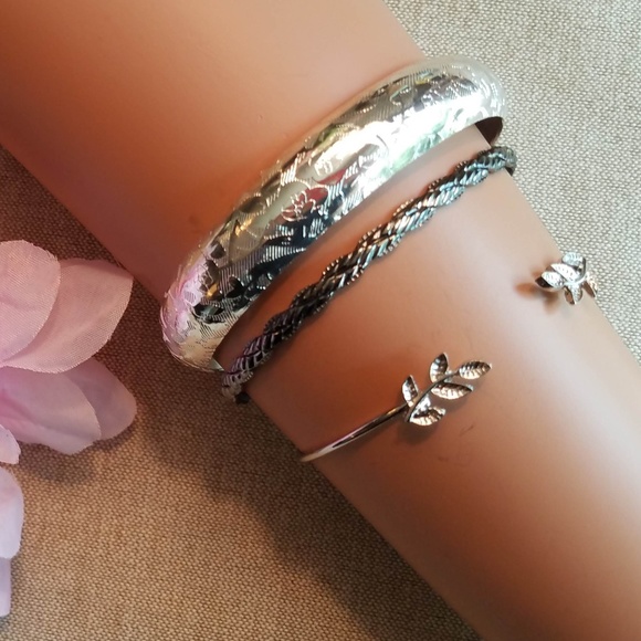 Jewelry - NWT *Host Pick*  Bangle Bracelet Set